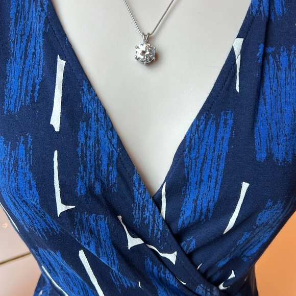 💙ANN TAYLOR BLUE & WHITE V NECK WRAP TO SIDE 3/4 SLEEVE TOP SIZE SMALL💙 - Picture 7 of 14